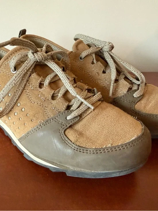 Women’s Patagonia Canvas and Suede Lace-Up Shoes - Taupe/ size 7 - Picture 2 of 7